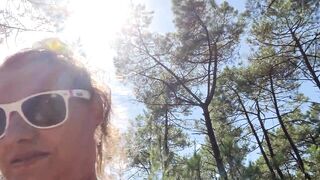petite salope française suce dans les bois de la plage naturiste