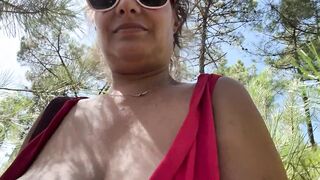 petite salope française suce dans les bois de la plage naturiste