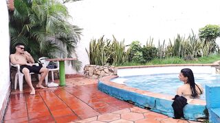 MADRASTRA INVITES HER TO THE POOL TO FUCK