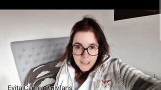 Evita Camila se masturba desnuda