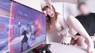 My stepsister seduced me into sex with her big butt during the time that I was playing Overwatch