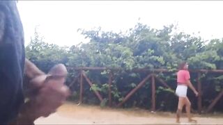 Masturbaçao arriscada em público no parque de pau duro para desconhecida!
