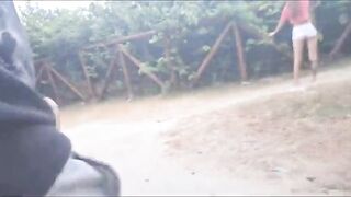 Masturbaçao arriscada em público no parque de pau duro para desconhecida!