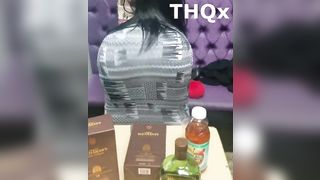 Gostosa com uma bunda grande usando saia