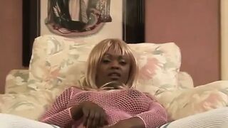 Ebony floozy loves to finger her vagina and taste her fingers in daybed