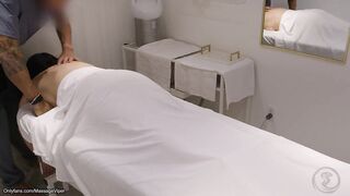 Legit massage client gets a pleased ending