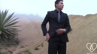 Joven se Escapa de la Oficina para Pegarse una Rica Paja al Aire Libre