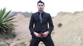 Joven se Escapa de la Oficina para Pegarse una Rica Paja al Aire Libre