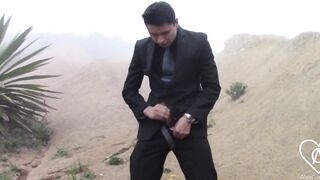 Joven se Escapa de la Oficina para Pegarse una Rica Paja al Aire Libre