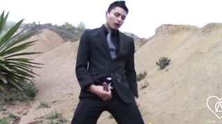 Joven se Escapa de la Oficina para Pegarse una Rica Paja al Aire Libre