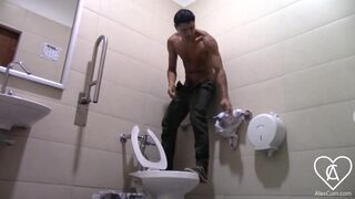 Se Sube a la Taza de un Baño Publico para que no lo Vean Jalandosela