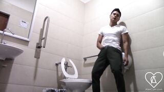 Se Sube a la Taza de un Baño Publico para que no lo Vean Jalandosela