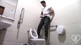 Se Sube a la Taza de un Baño Publico para que no lo Vean Jalandosela