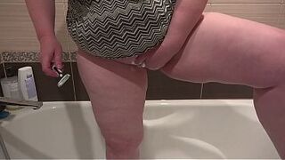 A curvy MILF shaves her trimmed pussy in the bathtub.