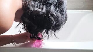 MILF gives herself fun in washroom