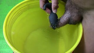 Estudiante Cachondo se Corre Dentro de un Balde con Agua Caliente!! uuuff