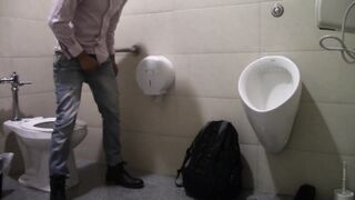 Chico Amateur se Masturba en el Baño de un Supermercado
