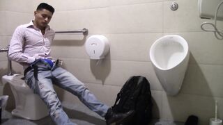 Chico Amateur se Masturba en el Baño de un Supermercado
