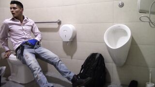 Chico Amateur se Masturba en el Baño de un Supermercado