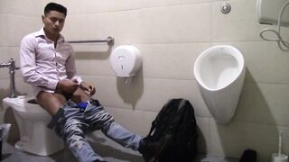 Chico Amateur se Masturba en el Baño de un Supermercado