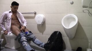 Chico Amateur se Masturba en el Baño de un Supermercado