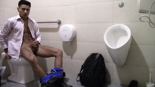 Chico Amateur se Masturba en el Baño de un Supermercado