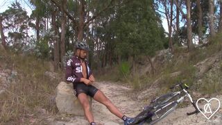 Ciclista Profesional No Aguanta Y Se Corre Sin Importarle Que Lo Miren