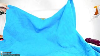 Sexy beauty sit down on sex-toy and cumming with squirt