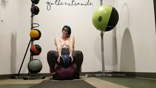 Seattle Ganja Domina-slut does public masturbation and a workout at the gym