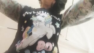 I pull my skirt up and give me a valuable anal orgasm. enjoy!