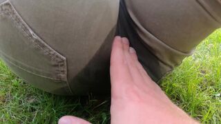 elle pisse tranquillement dans son short à côté d'une route passante