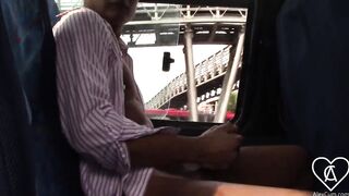 Se Baja los Pantalones en el BUS PUBLICO y se la Jala Antes de Bajarse