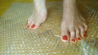 ASMR soothing bubble wrap with long toes - OlgaNovem