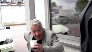 Smutty Tina beim Baecker abgeschleppt