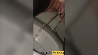 4K - MILF with very big lips. Piss in very close up, in the crapper.
