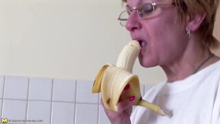 Old slut screws her stinky hairy snatch with bottle