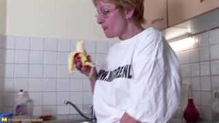 Old slut screws her stinky hairy snatch with bottle