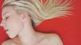 Blonde Teen Reaches Orgasm
