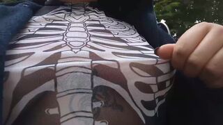 Mira como me rebotan las tetas en la calle