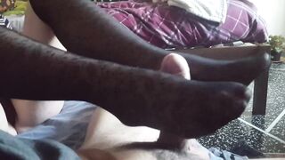 Girlfriend gives me a NYLON Knee socks FOOTJOB sockjob (cum on feet)
