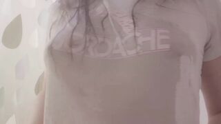 lizzibunni wet T-shirt