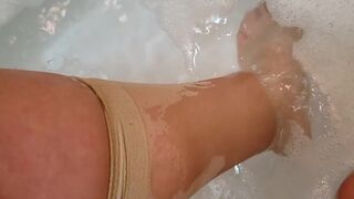 Nylon wetlook feet