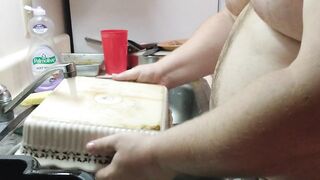 A dude doing the dishes!!! PT. 1