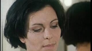 A crapper is made also for fuck: she has a sudden lust for wang