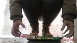 Crushing with hot feet